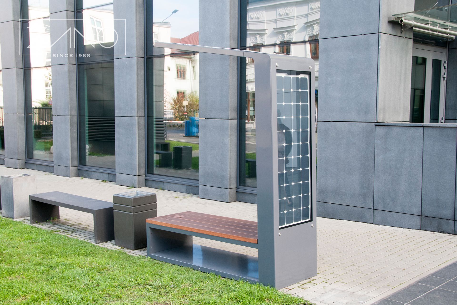 Nova Energia bench fully-powered by photovoltaic panels