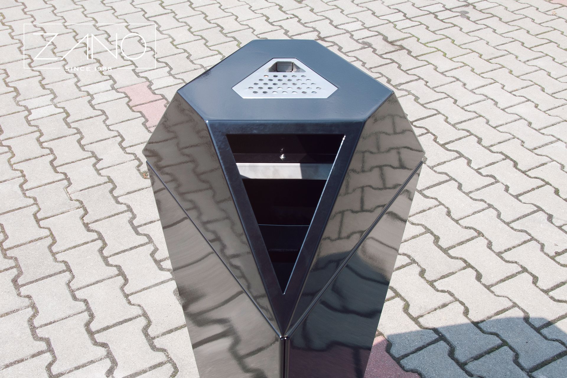 Litter bin IVO made of painted carbon steel