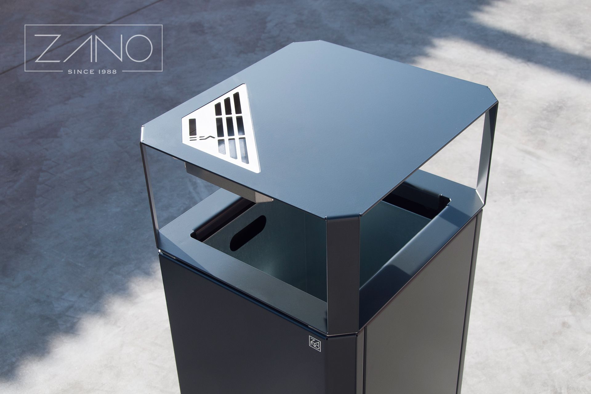 Steel bin with ashtray in 7021 RAL colour