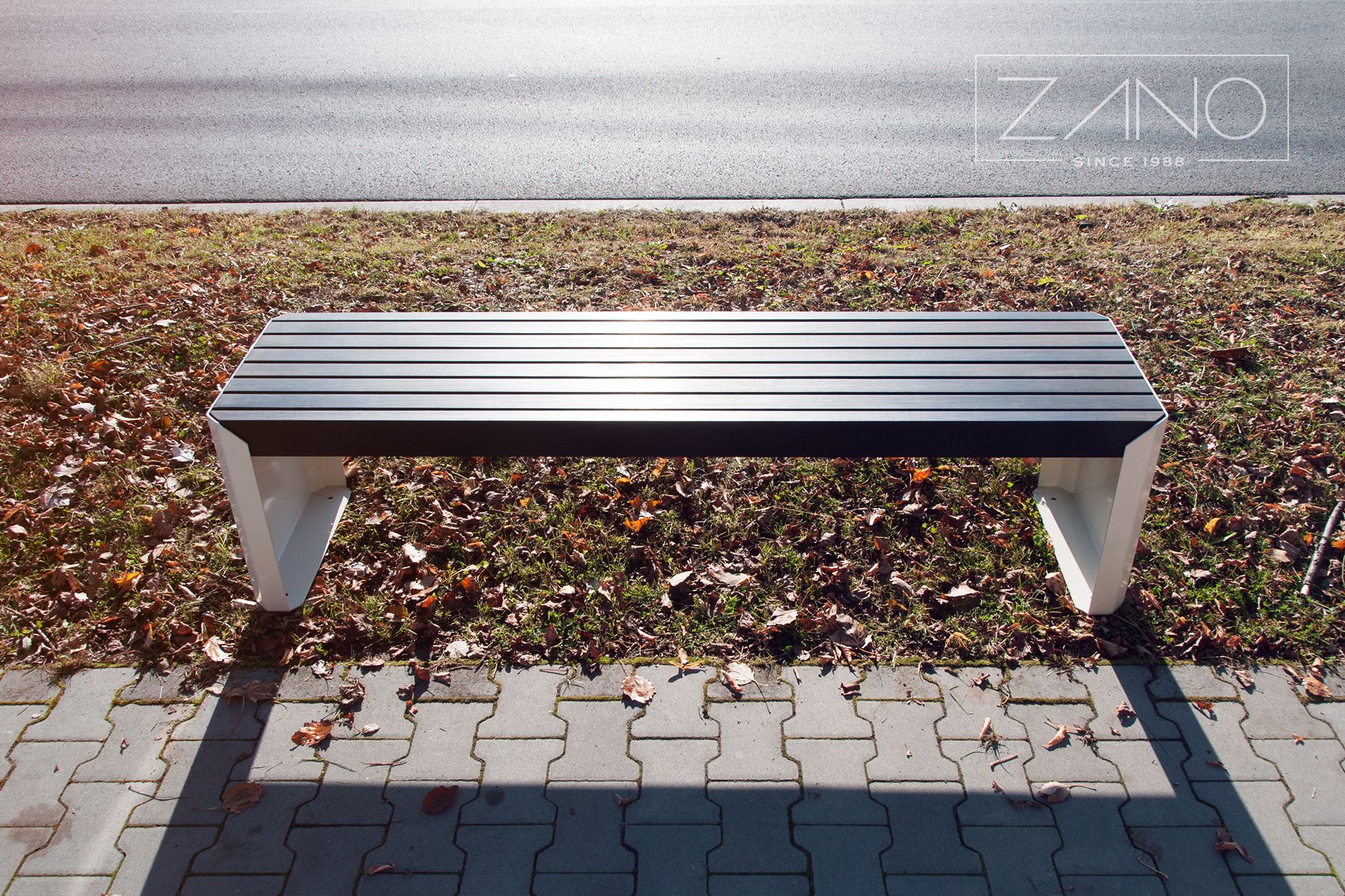 Stilo bench made of steel ( 9010 RAL ) and MOSO Bamboo wood